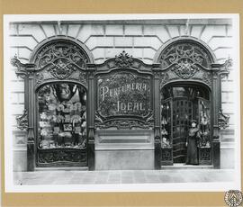 Perfumería Ideal en Barcelona [Fachada: escaparate, cartel y puerta de acceso]