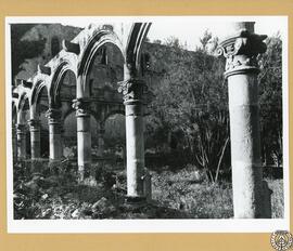 Monasterio de Yuste. Claustro [Detalle de arcos y capiteles de una galería del claustro renacenti...