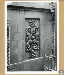 Casa particular en la calle del Vidrio de Barcelona [Detalle de relieve escultórico de la fachada]