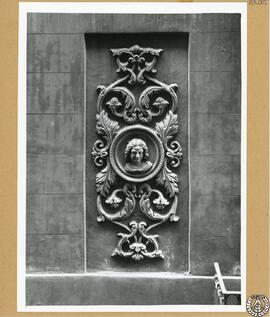 Casa particular en la calle del Vidrio de Barcelona [Detalle de relieve escultórico de la fachada]