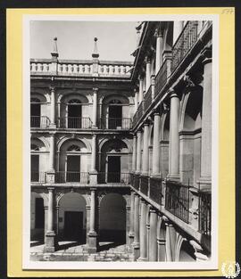 Universidad de Alcalá de Henares. Primer patio [Patio de Santo Tomás de Villanueva o del Colegio ...