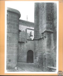 Casa de Carvajal en Cáceres [Portada y balcón de esquina. Palacio de Carvajal]
