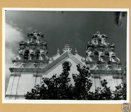 Iglesia del Carmen en Cádiz [Detalle de los campanarios de la fachada principal]