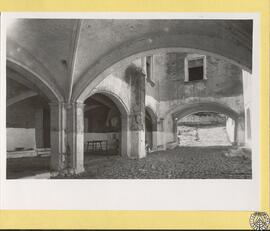 Ermita de Traiguera, Castellón. Pórticos y patio de la hostería [Acceso al patio interior de la h...