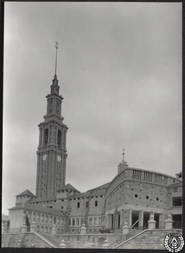 [Universidad Laboral de Gijón. Vista de la torre y del paraninfo]