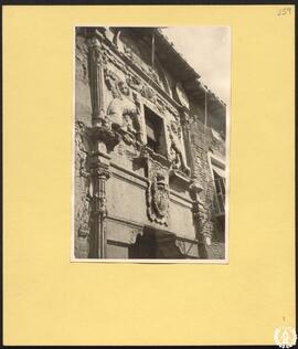 Palacio de los marqueses de Lizana en Alcalá de Henares [Portada: escudo del dintel, leones rampa...
