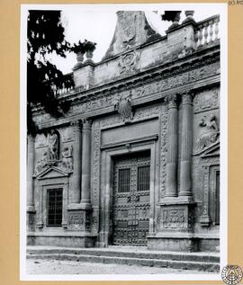 Biblioteca municipal de Jerez de la Frontera [Detalle de la fachada plateresca con esculturas de ...