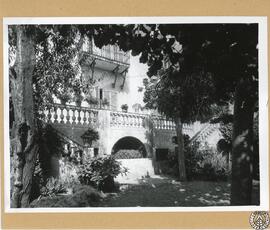 Casa particular en la calle Travesera de Dalt de Barcelona [Fachada lateral y jardín]