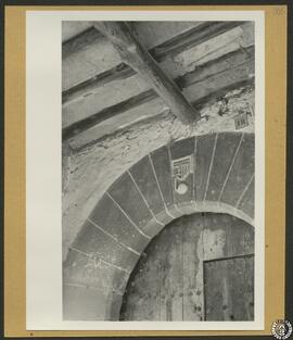 Casa en la plaza mayor de Alquézar, Huesca [Detalle de la clave y las dovelas del arco de la puerta]