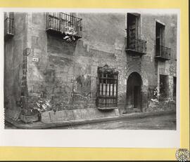 Casa señorial en Castellón de la Plana [Detalle de la puerta flordelisada de la casa solariega de...