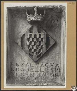Hospital de la Maternidad de Gerona. Escudo en relieve de piedra [Escudo Real del antiguo hospita...