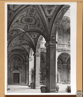 Palacio de los marqueses de Santa Cruz en Viso del Marqués, Ciudad Real [Patio porticado. Pintura...