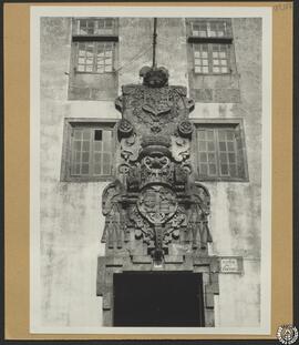 Instituto de segunda enseñanza de Santiago de Compostela [Detalle del escudo de la portada de la ...