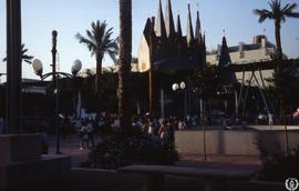 [Expo'92 Sevilla. Microclima con los pabellones de Hungría y de Italia al fondo]