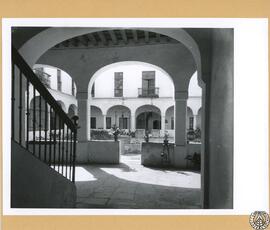 Casa de las Viudas en Cádiz. Patio y escalera