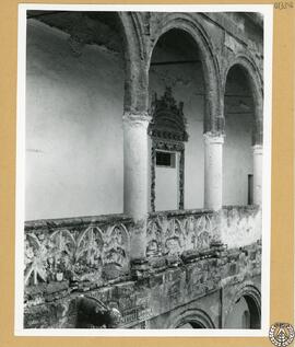 Palacio Ducal de Bornos. Galería alta del patio [gótico. Castillo Palacio de los Ribera]