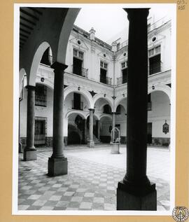Hospital de Mujeres de Cádiz. Patio [Hospital de Nuestra Señora del Carmen]