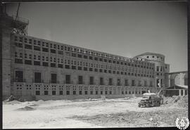 [Universidad Laboral de Gijón. Fachada este en construcción. Zona de rectorado y aulas]