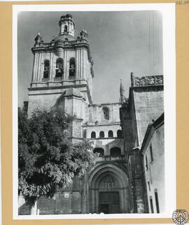 Catedral de Coria [Puerta Norte o del Evangelio y torre campanario]