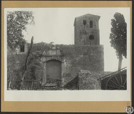 Iglesia [de San Esteban] de Canapost, Gerona, en ruinas. Puerta barroca de la fachada [de poniente]