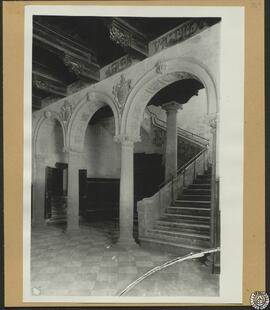 Ayuntamiento de Huesca [Patio y arranque de la escalera monumental]