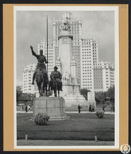 Monumento a Cervantes [y Edificio España] Plaza de España, Madrid