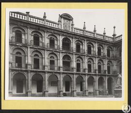Universidad de Alcalá de Henares. Primer patio [Patio de Santo Tomás de Villanueva o del Colegio ...