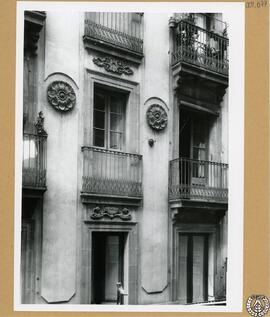 Casa particular en la calle Santa Ana de Barcelona [Detalle de relieves escultóricos de la fachada]