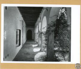 Patio del Hospital de Bornos [Vista de una galería. Colegio de la Sangre]