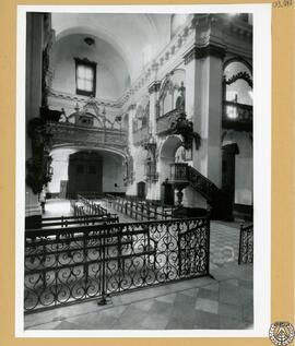 Iglesia de Santiago en Cádiz. Interior [Púlpito y celosías de las tribunas en una nave lateral,]