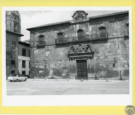 Fachada del claustro de la catedral de Oviedo [Puerta de la Limosna]