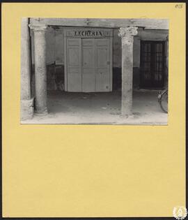 Calle San Felipe Neri de Alcalá de Henares [Soportales y local comercial]