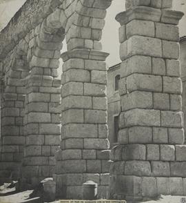 Segovia. Un pilar del acueducto con su base consolidada