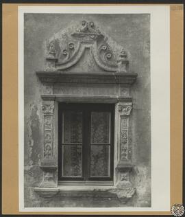 Casa particular en La Bisbal, Gerona. Ventana de la fachada [Casa Caramany]