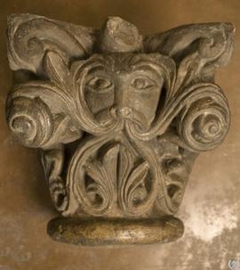 Capitel románico antropomórfico