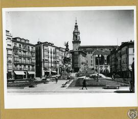 Plaza con el monumento a la Batalla de Vitoria [Plaza de la Virgen Blanca en Vitoria]