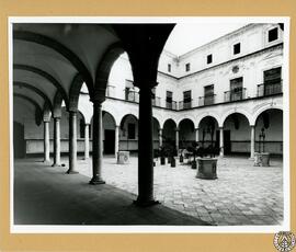 Convento de Santo Domingo de Cádiz. Patio [Vista de tres crujías y de los cuatro pozos de mármol]