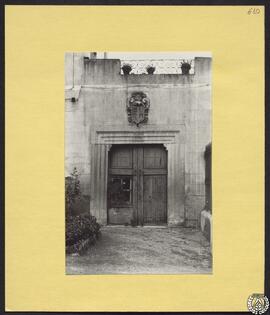 Alcalá de Henares [Portada de un edificio sin identificar]