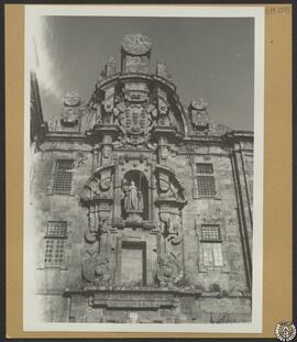 Convento de Santa Clara en Santiago de Compostela. Parte superior de la fachada de la iglesia