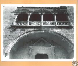 Palacio de Orellana Pizarro en Trujillo [Detalle del tímpano de la puerta y de la balaustrada de ...