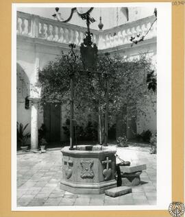 Asilo de la Caridad de Arcos de la Frontera, Cádiz. Pozo del patio [de los hombres o del lado de ...