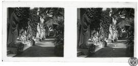 [Vistas de parques y jardines. Pórtico con columnas y estatuas sin identificar]