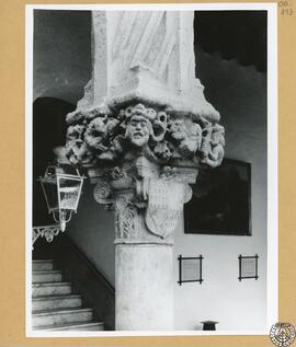 Casa de los Ponce de León en Jerez de la Frontera. Patio [Capitel del patio con escudo]