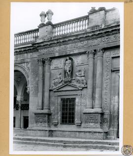 Biblioteca municipal de Jerez de la Frontera [Detalle de la fachada plateresca con esculturas de ...
