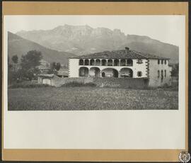 Casa de campo en Sant Esteve d'en Bas, Gerona. Fachada porticada