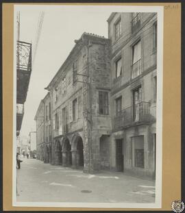 Casa de los Pomas y vista de la Rúa Nova de Santiago de Compostela. Fachada