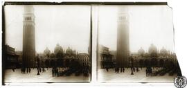 [Vistas de ciudades y edificios de Italia. Venecia. Vista de la Básilica y el Campanario, desde l...
