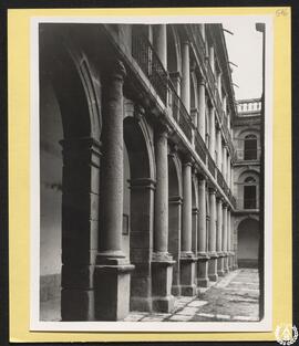 Universidad de Alcalá de Henares. Primer patio [Patio de Santo Tomás de Villanueva o del Colegio ...