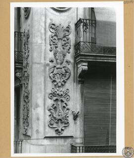 Casa particular en la calle Hospital de Barcelona [Detalle de relieves escultóricos de la fachada]