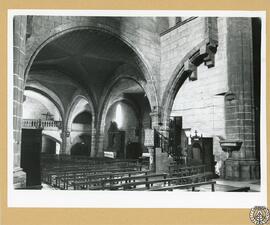 Iglesia de San Mateo de Logrosán [Interior. Vista de la nave central, el púlpito  y los pies de l...